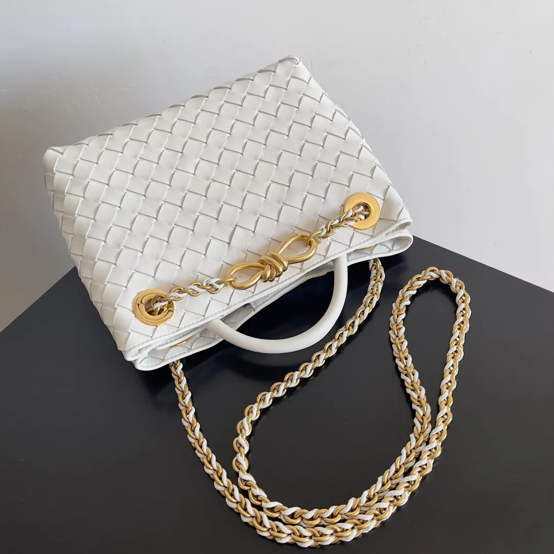 Batch 1960 BOTTEGA VENETA 2024 spring and summer new small ANDIAMO chain bag is also available! 🔥🔥I believe many friends have been waiting for a long time. The metallic chain adds a touch of sophistication to the original softness and elegance of Andiamo. The collision of classic craftsmanship and elegance creates a different kind of beauty. Style number: 786008 Size: 25*22*10.5cm